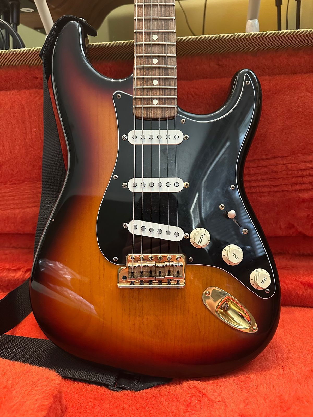 1996 Fender Stevie Ray Vaughan Stratocaster with Pau Ferro Fretboard 1992-1999 - 3-Color Sunburst
